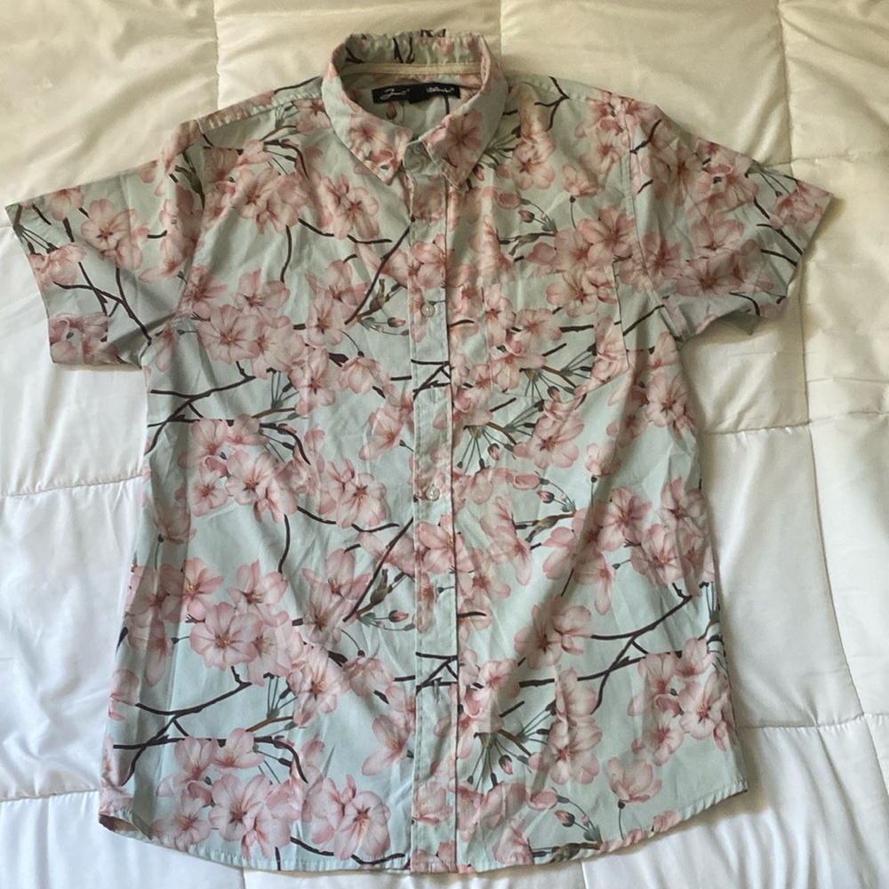 Men’s short sleeve button-up shirt. Baby blue w/ pink flowers. Size: M